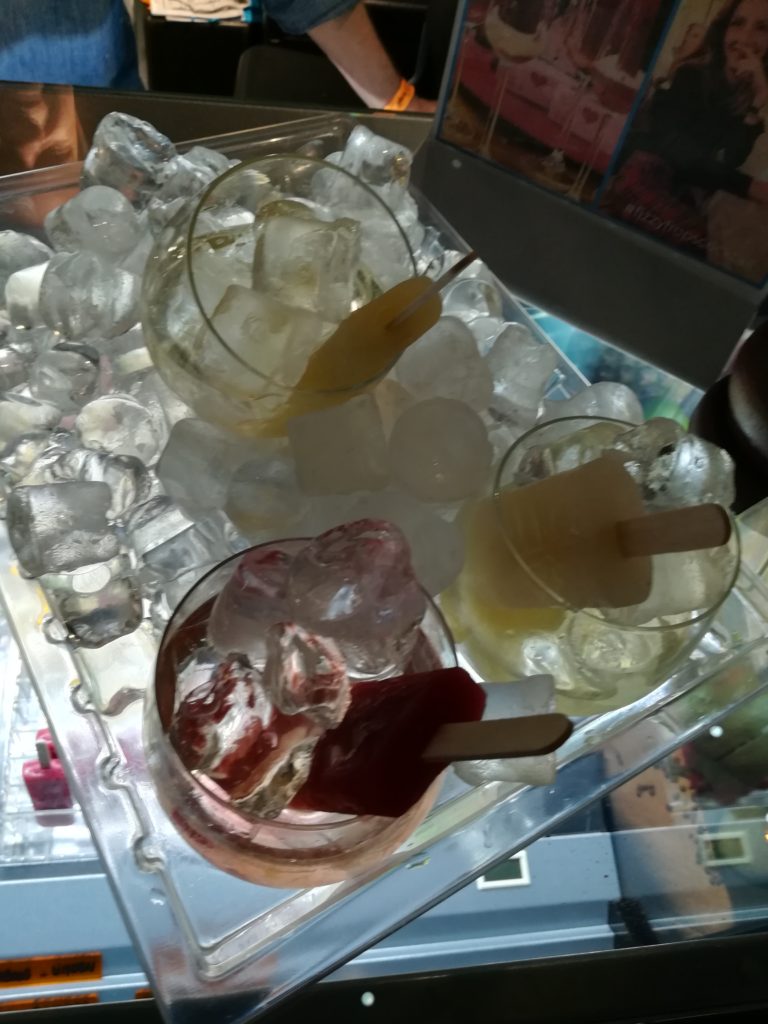 izzy Frops Cocktail: dé hit van deze zomer. Frops ? IJsjes, in een glas... bruisend en borrelend