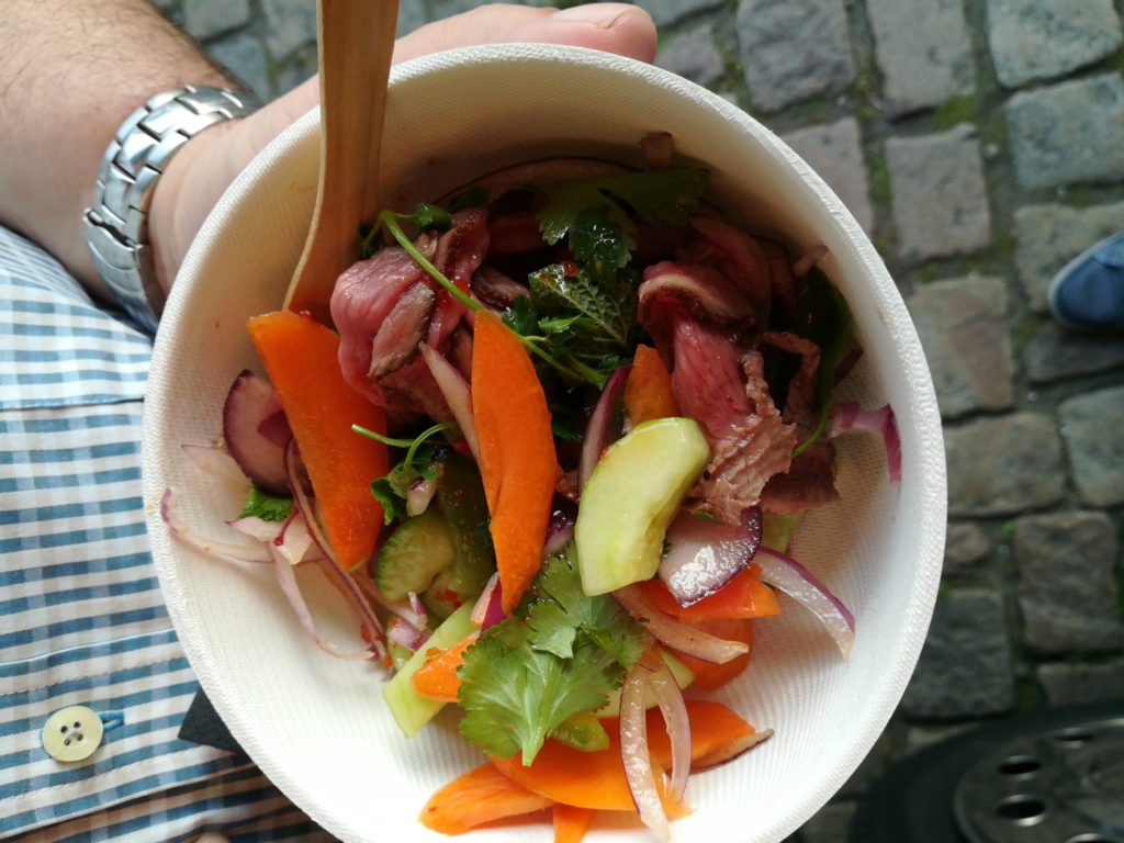 H-eat's Beef Salad: filet van dikke ziel met koriander, munt, jonge wortel, komkommer, lente-ui en chilidressing