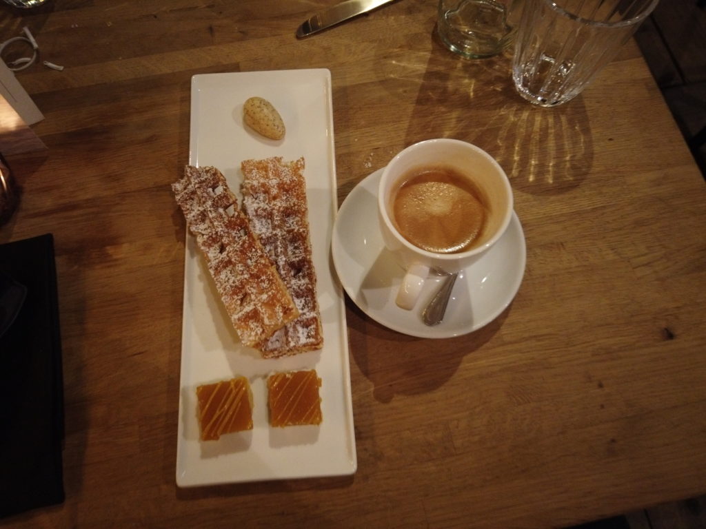 Café Gourmand - wafeltje met stierenboter & shortbread met karamel geglaceerd met advocaat